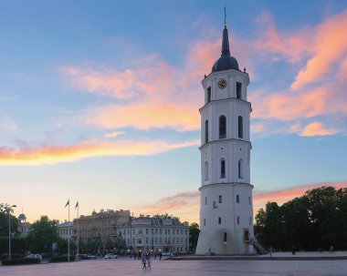 Katedral Meydanı'nda insanlarla çan kulesi Vilnius gün batımında