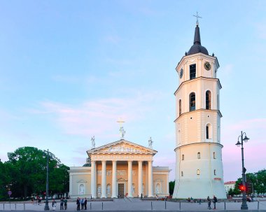 İnsanlar katedral Meydanı ve Bell Vilnius günbatımında kule.