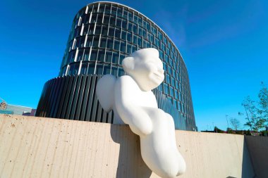 Modern çelik ve cam forum gökdelen, melek heykel