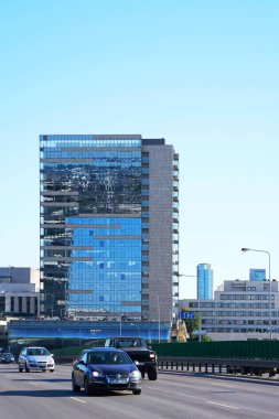 Modern Cam gökdelenler Vilnius ile işlek cadde