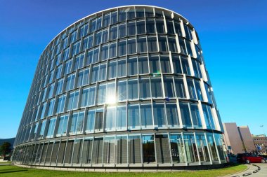Ticari mimarisini modern cam ve çelik forum gökdelen