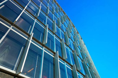 Düşük açılı ve modern futuristik çelik ve cam gökdelen mimarisi