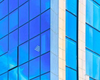 Modern mimarinin ayrıntılı olarak cam pencere