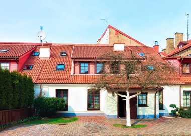 Vilnius eski şehir merkezinde avluda ile ev