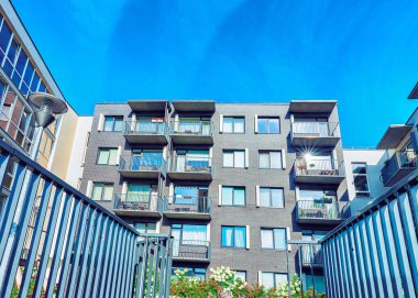 Girişte daire konut ile açık hava tesisleri