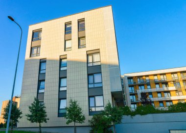 Açık hava tesisleri ile yeni apartmanlar, ağaçlar