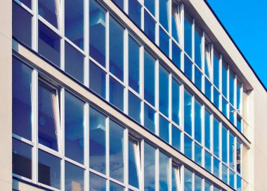 Modern daire konut binasının cam pencere