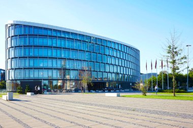 Modern ticari mimarisini modern cam ve çelik forum gökdelen