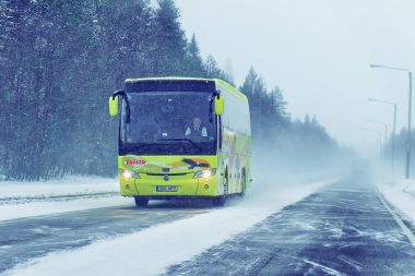 Rovaniemi kış Lapland yolda yolcu otobüs
