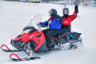 Karmobil donmuş göl Rovaniemi kış Lapland el sallayarak üzerinde kişi