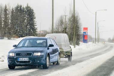 Araba yolda Rovaniemi kış Lapland karavanda ile