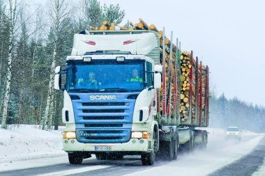 Rovaniemi kış Lapland yolda ahşap yük gemisi