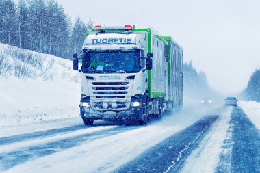 Kış Rovaniemi Finlandiya'da Road van