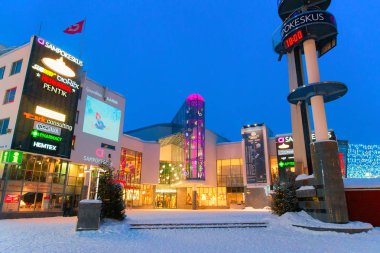 Lordi Square kış gecesi Finlandiya Rovaniemi adlı