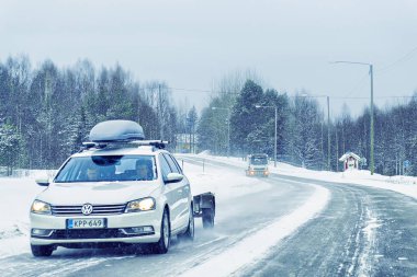 Araba çatı Bagaj rafı yol kış Rovaniemi Finlandiya ile