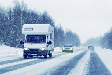 Kış Rovaniemi Road'da karavanda