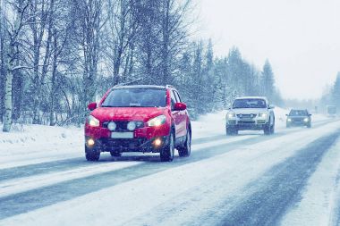 Araba kışın Rovaniemi yolda baş lambalı