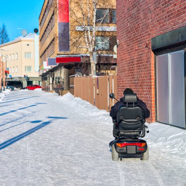Rovaniemi içinde otomatik tekerlekli sandalye Engelli adam