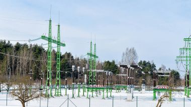 Kış Rovaniemi karlı yol boyunca elektrik iletim hatları