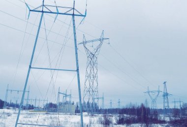 Rovaniemi kışın karlı yol, elektrik iletim hatları