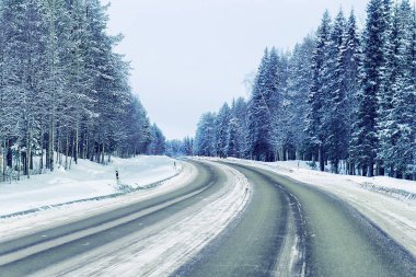 Rovaniemi kışın karlı yol