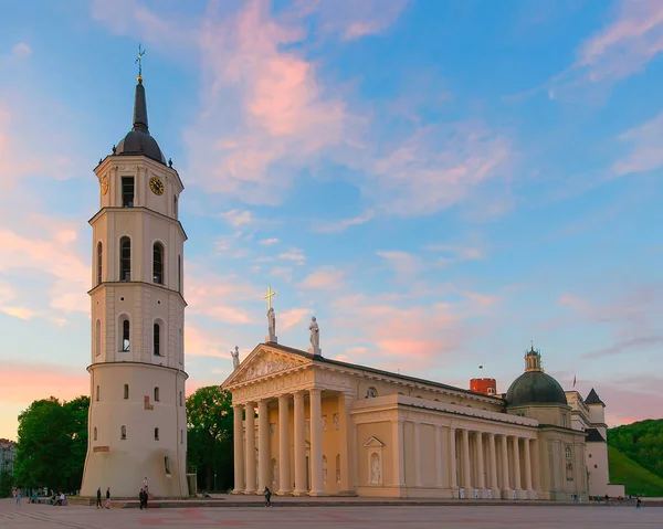 Pessoas na Praça da Catedral e no campanário Vilnius ao pôr-do-sol — Fotografia de Stock
