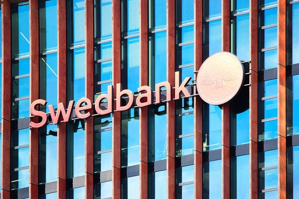 Oficina de Swedbank en rascacielos modernos en el centro de Vilnius — Foto de Stock