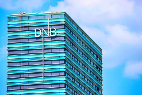 Γραφείο της Dnb στο σύγχρονο ουρανοξύστη στο κέντρο της πόλης — Φωτογραφία Αρχείου
