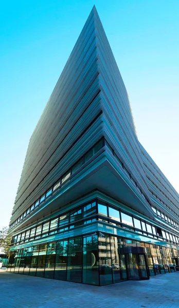 Futuristické obchodní centrum architektury moderní mrakodrap kovu a skla — Stock fotografie