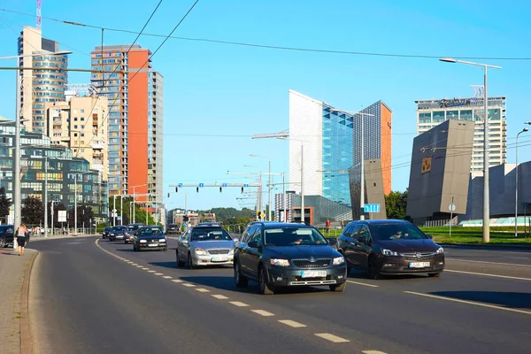 Vältrafikerad gata med moderna stål och glas skyskrapor Vilnius — Stockfoto