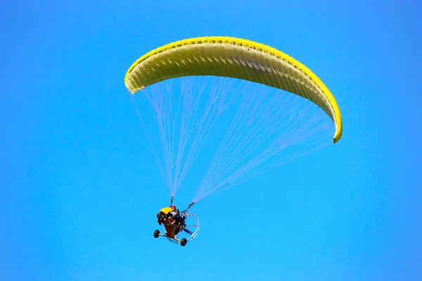 降落伞滑翔机在蓝天下飞翔 — 图库照片