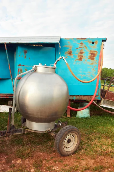 Cistern untuk tempat pemerahan susu di padang rumput — Stok Foto