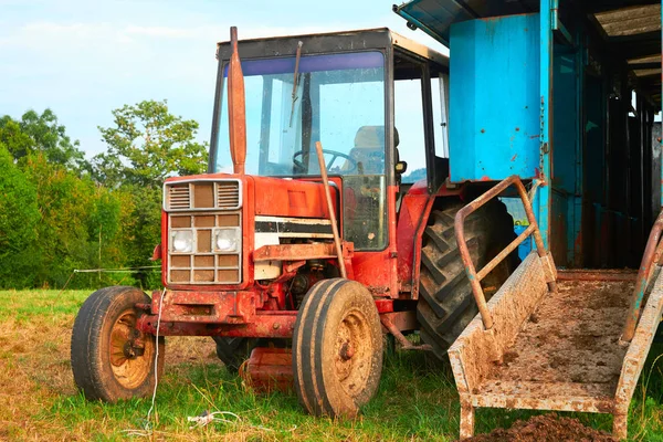 Tractor and milking parlor in field — Stock Photo, Image