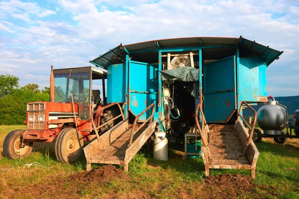 Tractor and milking parlor in pasture — Stock Photo, Image