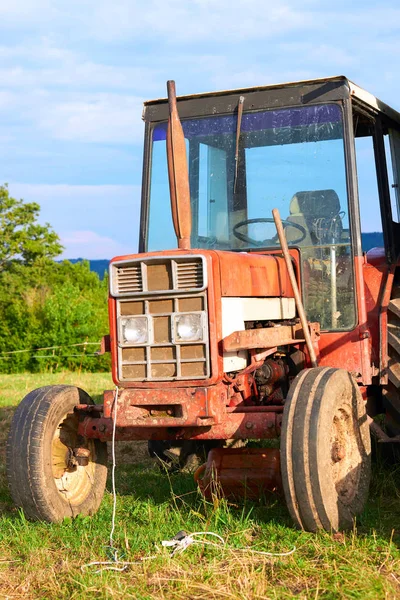 Трактор для доильного зала в поле — стоковое фото