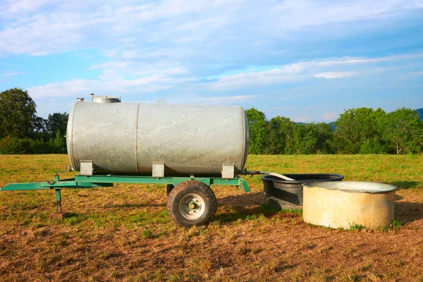 Saluran air minum untuk ternak di lapangan — Stok Foto