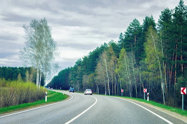 Coche en carretera en el campo — Foto de Stock