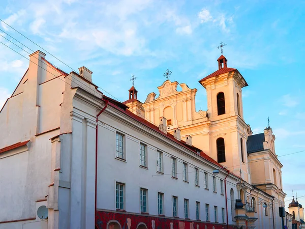 Церква Святого Духа в центрі Старого міста Вільнюса — стокове фото