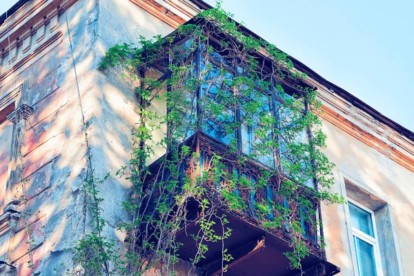 Casa com varanda no centro da cidade velha em Vilnius — Fotografia de Stock