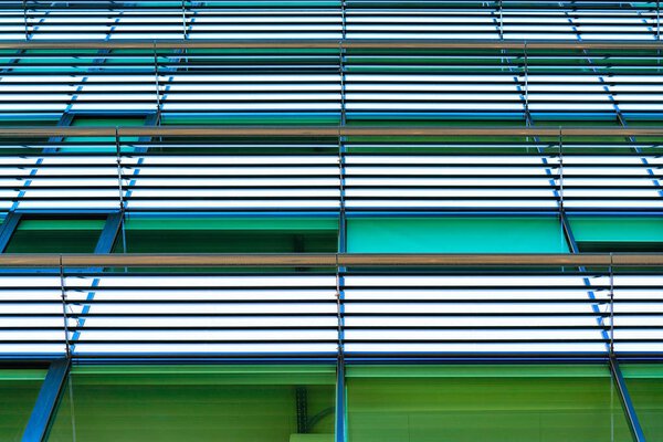 Современный офисный небоскреб из металла и стекла делового района
