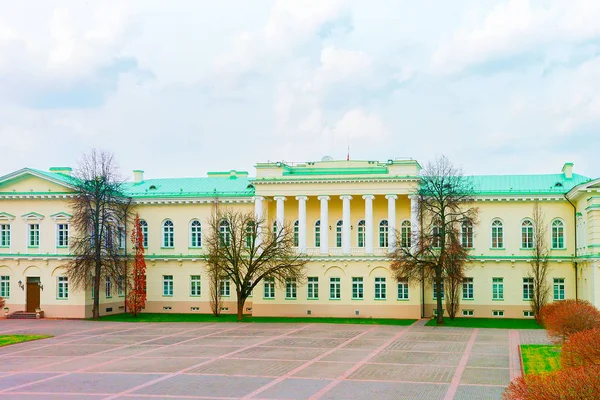 Park przy Pałacu Prezydenckiego w centrum starego miasta w Wilnie — Zdjęcie stockowe