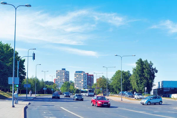 Вид улицы на дорогу с автомобилями и жилыми домами — стоковое фото