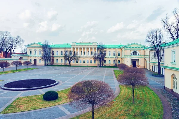 Parque en el Palacio Presidencial en el centro histórico de Vilna —  Fotos de Stock