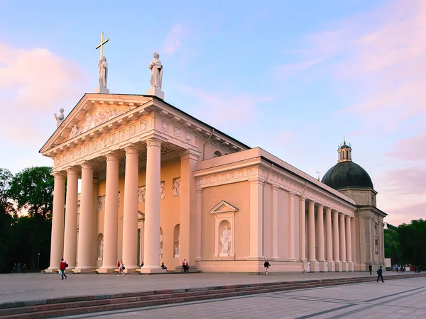 Emberek a Dóm tér és a Bell tower sun. Vilnius történelmi. — Stock Fotó