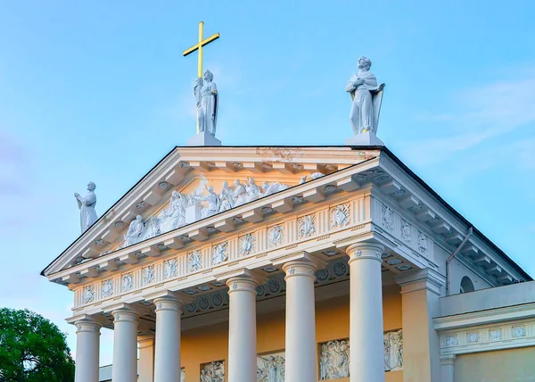 Katedrála na náměstí ve Vilniusu při západu slunce — Stock fotografie