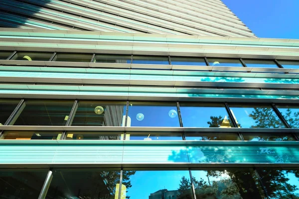 Detalles de la arquitectura moderna de rascacielos de metal y vidrio — Foto de Stock