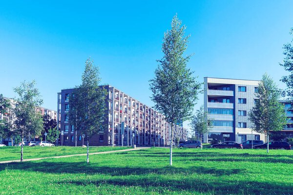 Парк у новых многоквартирных жилых домов с удобствами на открытом воздухе
