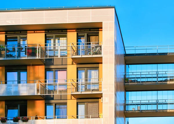 Detalle de apartamento moderno edificio residencial con balcones — Foto de Stock