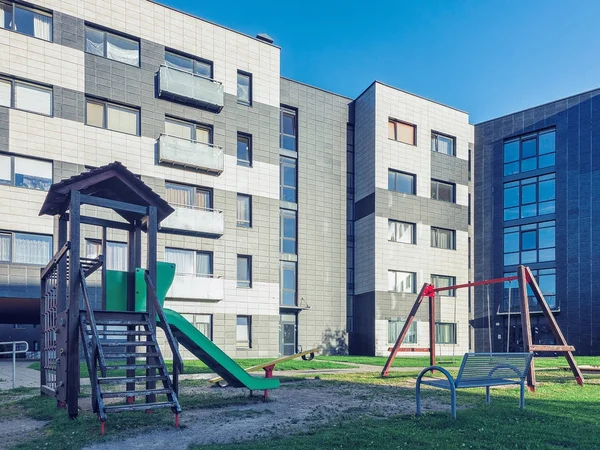 Appartement neuf immeubles résidentiels aire de jeux pour enfants — Photo