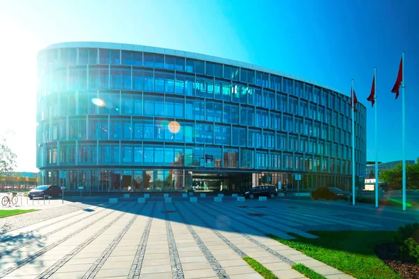 Arquitectura comercial de vidrio moderno y rascacielos foro de metal —  Fotos de Stock